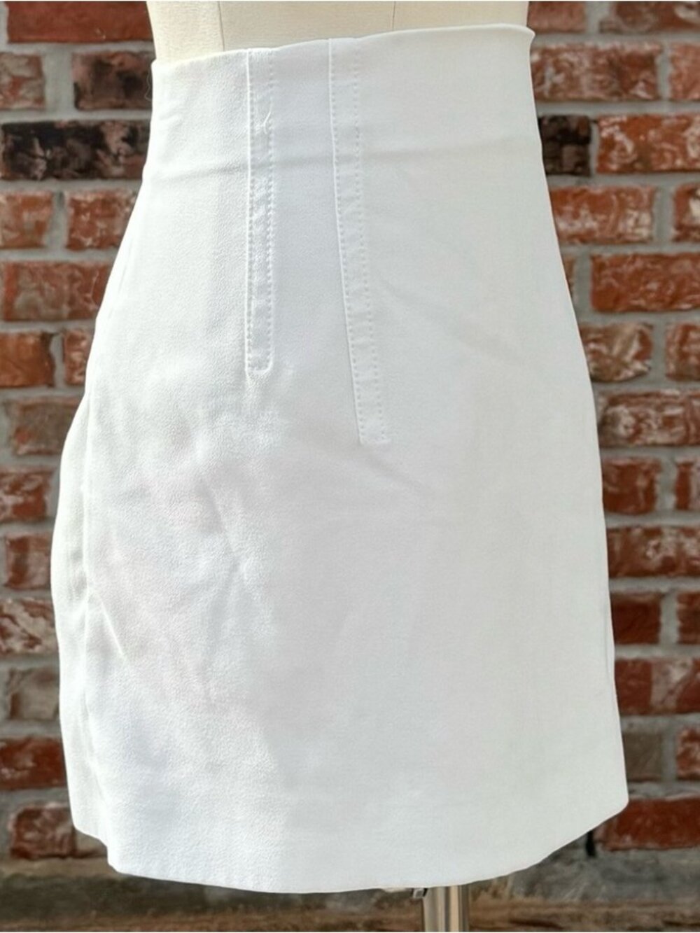 White mini skirt - Picture 2 of 3